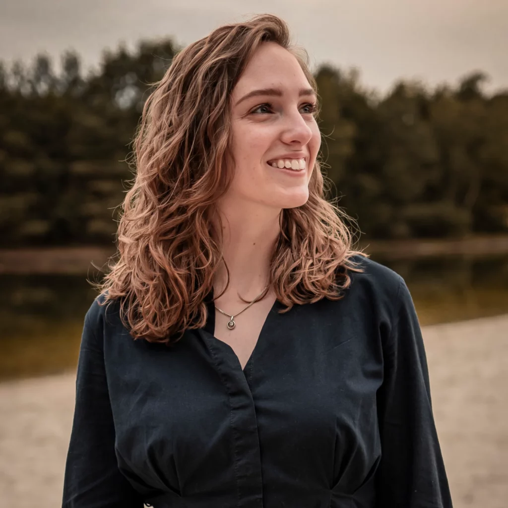 Portret van de eigenaresse van Studio Welmers, interieurstudio in Dronten gericht op persoonlijk en sfeervol ontwerp