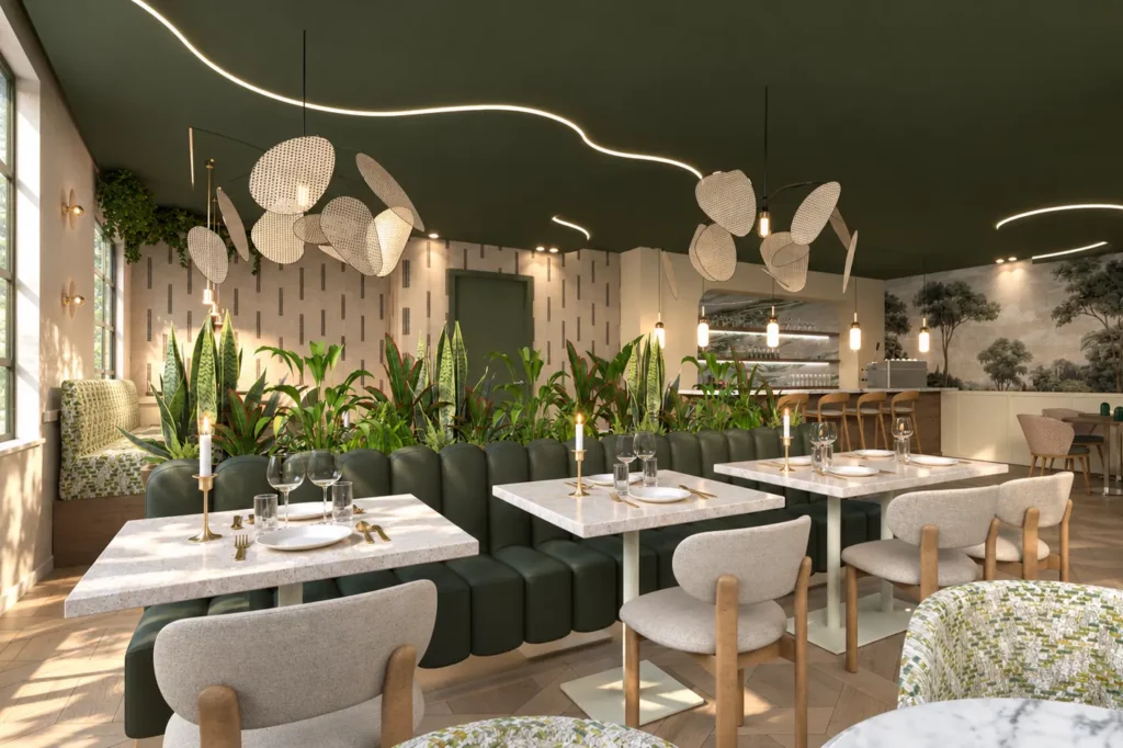 Sfeervol restaurantinterieur met gedekte tafels, donkergroene zitbanken, veel groene planten, decoratieve hanglampen en grote ramen, in warme natuurlijke tinten