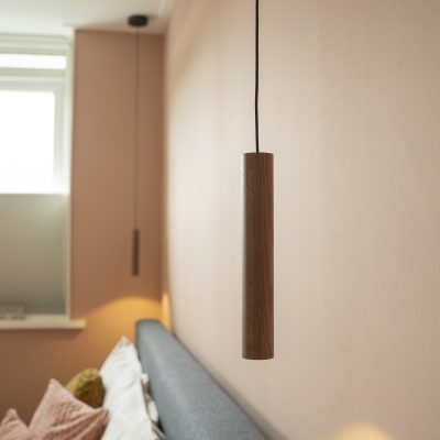 Sfeervolle slaapkamer met houten accenten en warme hanglampen
